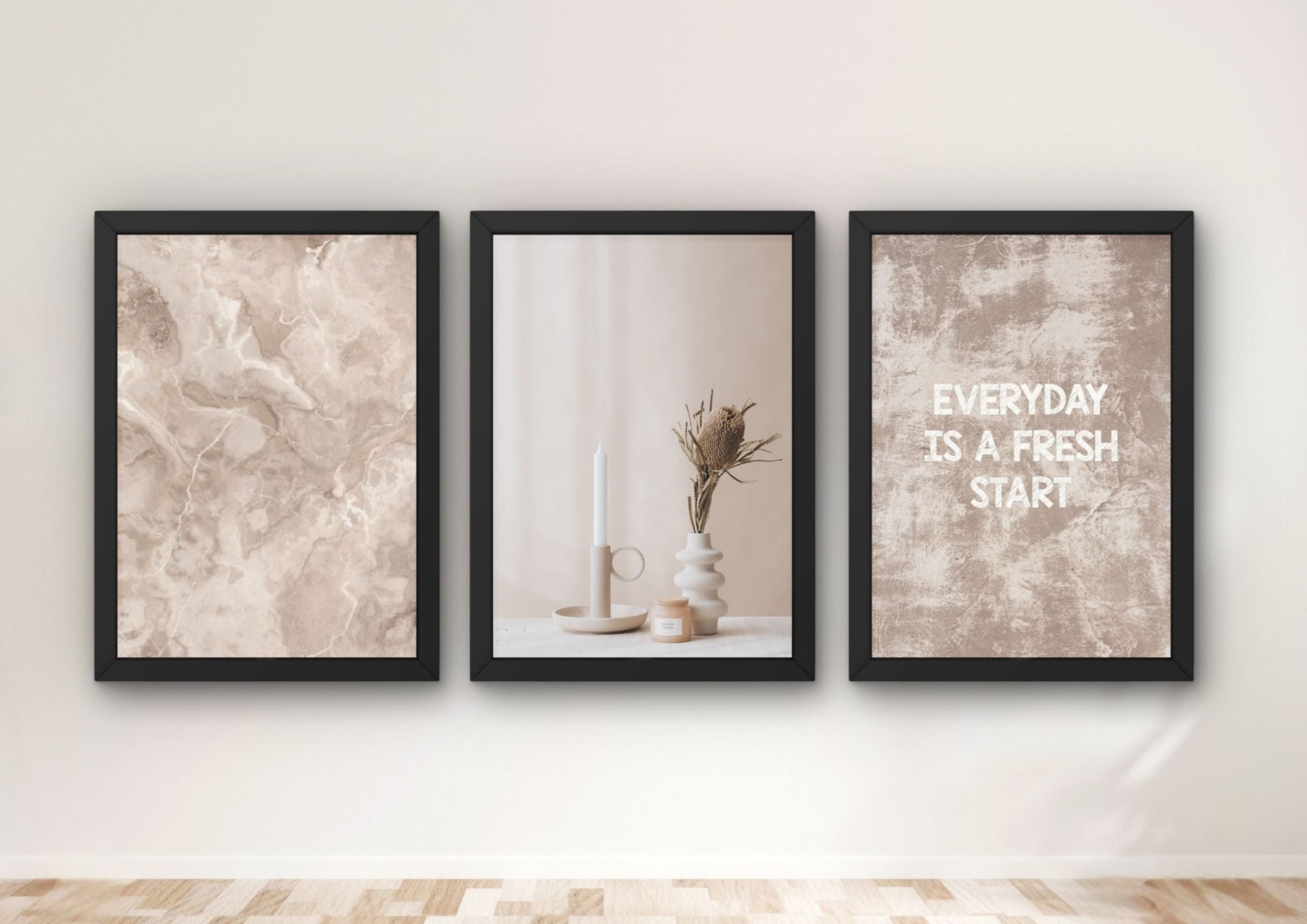 beige wanddecoratie boven bank